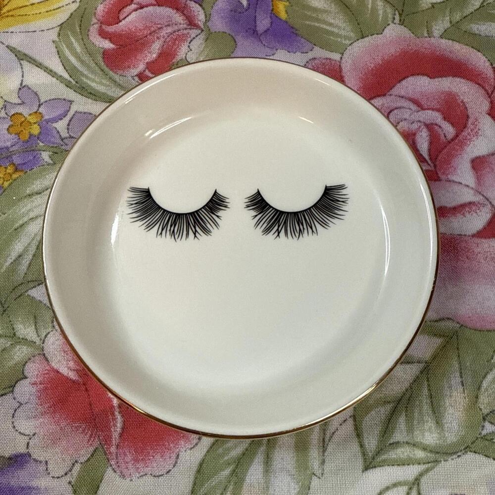 Eyelash Trinket Dish – Ceramic Jewelry Tray with Lash Design – Cute Vanity Decor